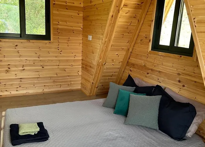Case de vacanță Warm Family Glamping With Kids Playground