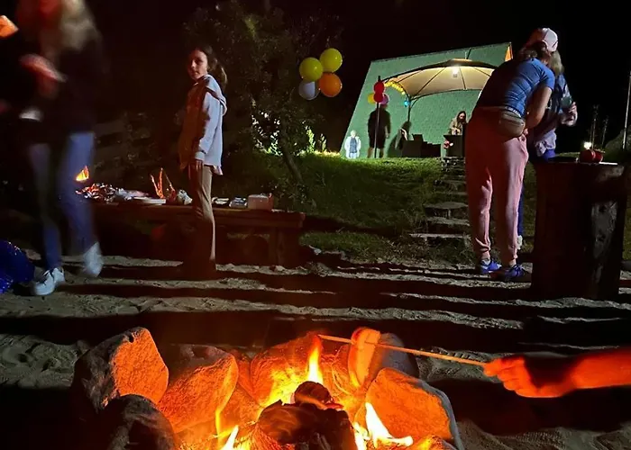 Case de vacanță Warm Family Glamping With Kids Playground *